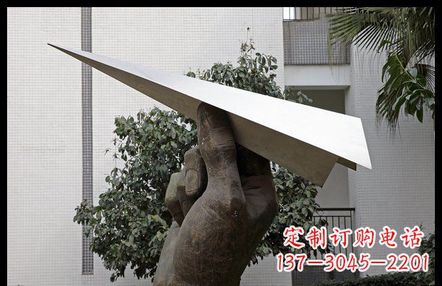 郴州小区不锈钢手拿纸飞机雕塑