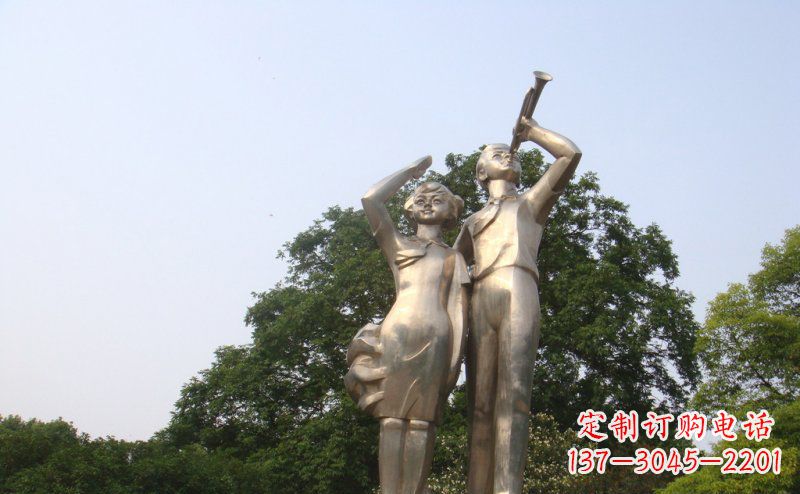郴州校园吹军号敬礼的小学生人物景观铜雕